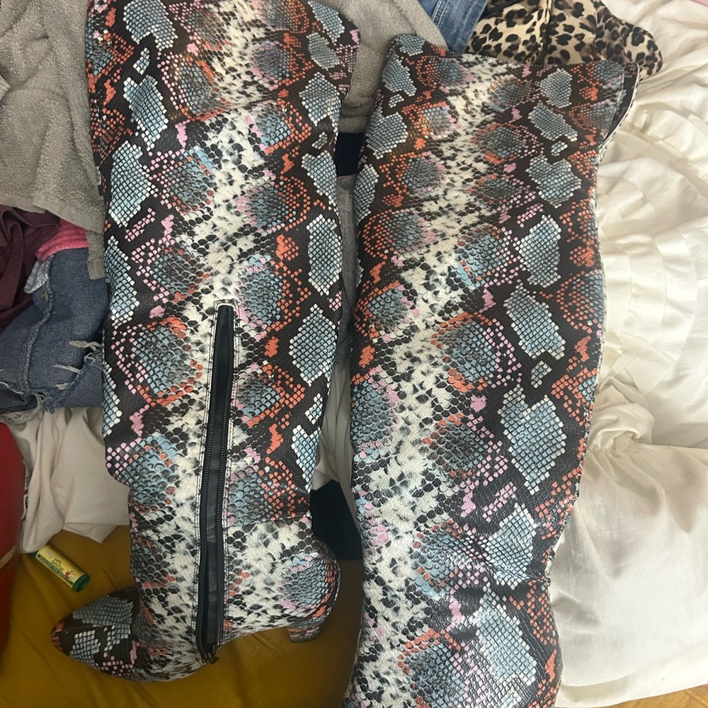Chic Snakeskin Over the Knee Boots - Picture 2 of 2